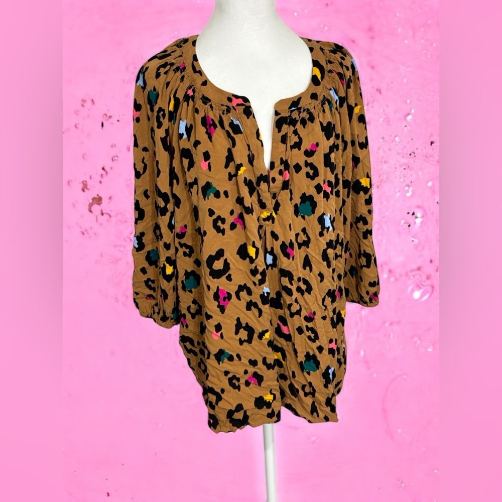 Unbranded leopard print. Sz 2X. Runs very small. Gently wear. Cute blouse!